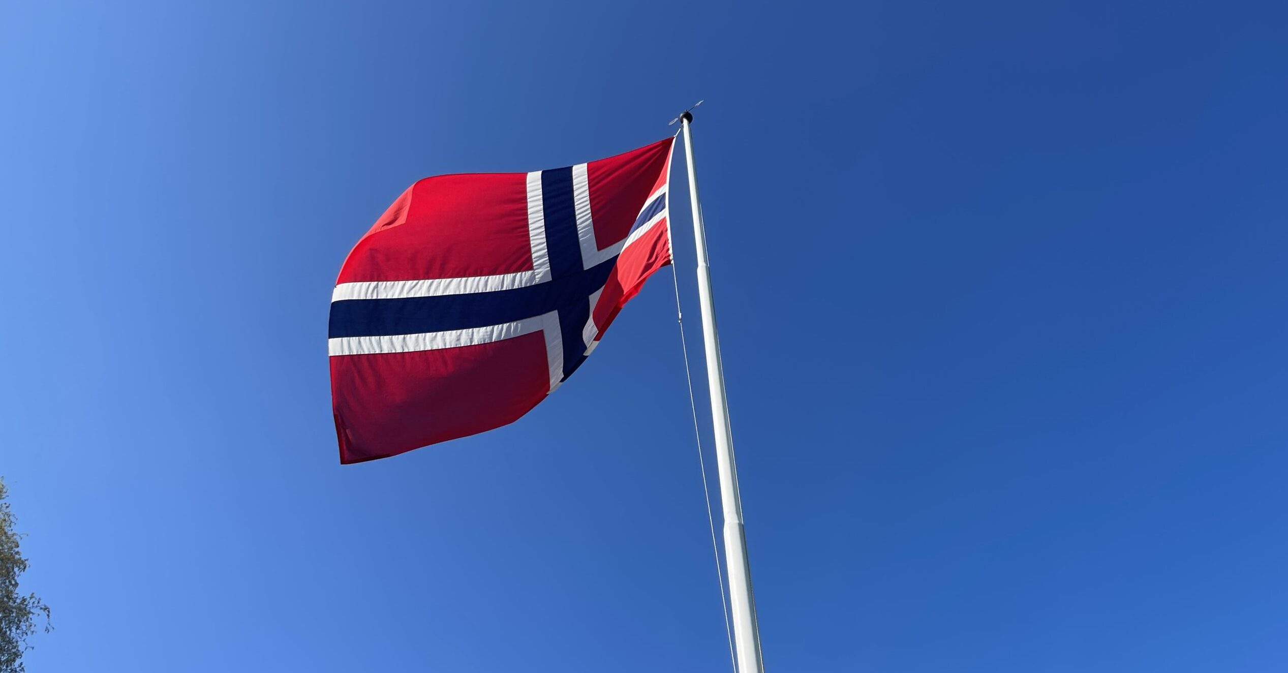 På det landet Olav malte korset med sitt blod, fra dets høye Sverre talte Roma midt imot.